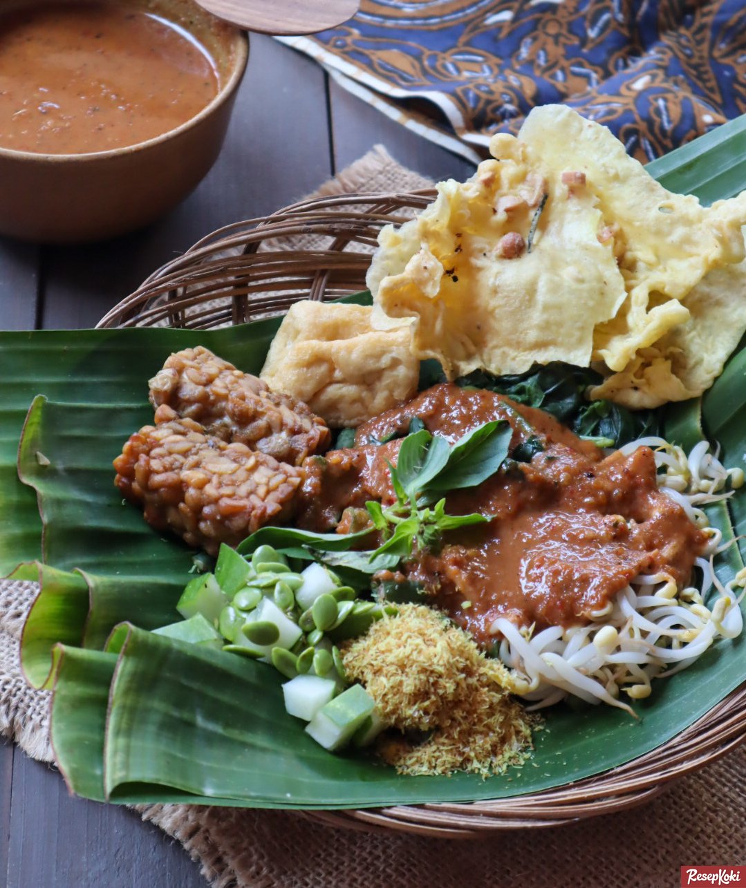 Tasty Pecel: Dive into Indonesian Veggie Delight!